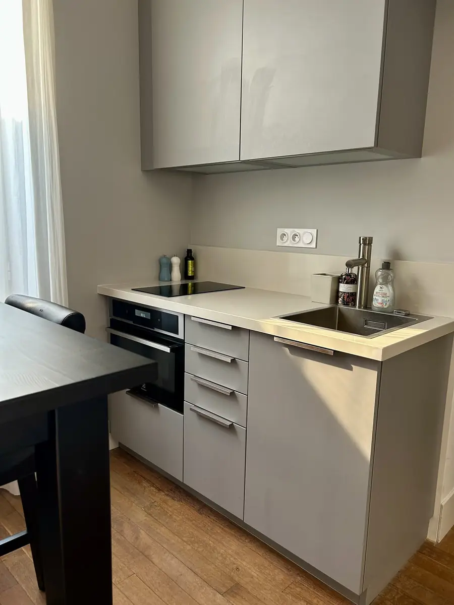 Cuisine équipée avec plan de travail clair
