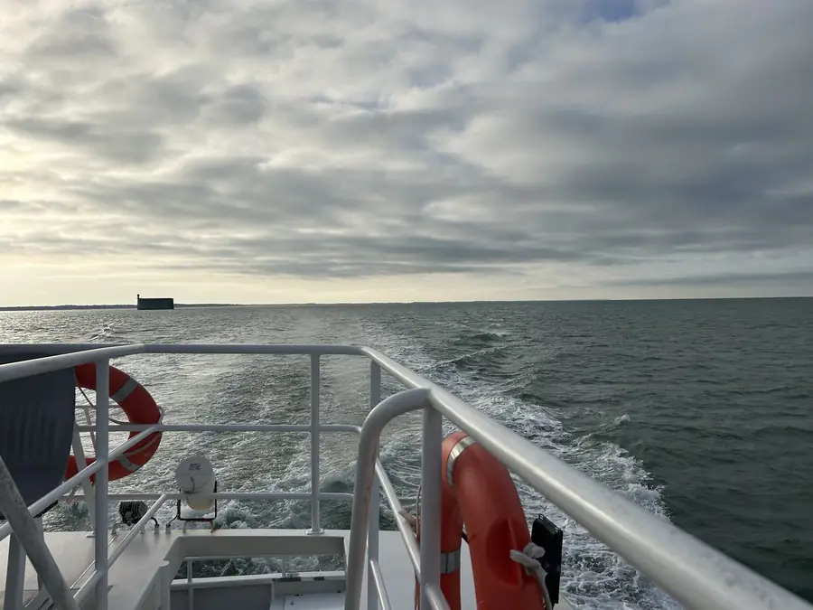 Fort Boyard vu depuis le pont d'un bateau
