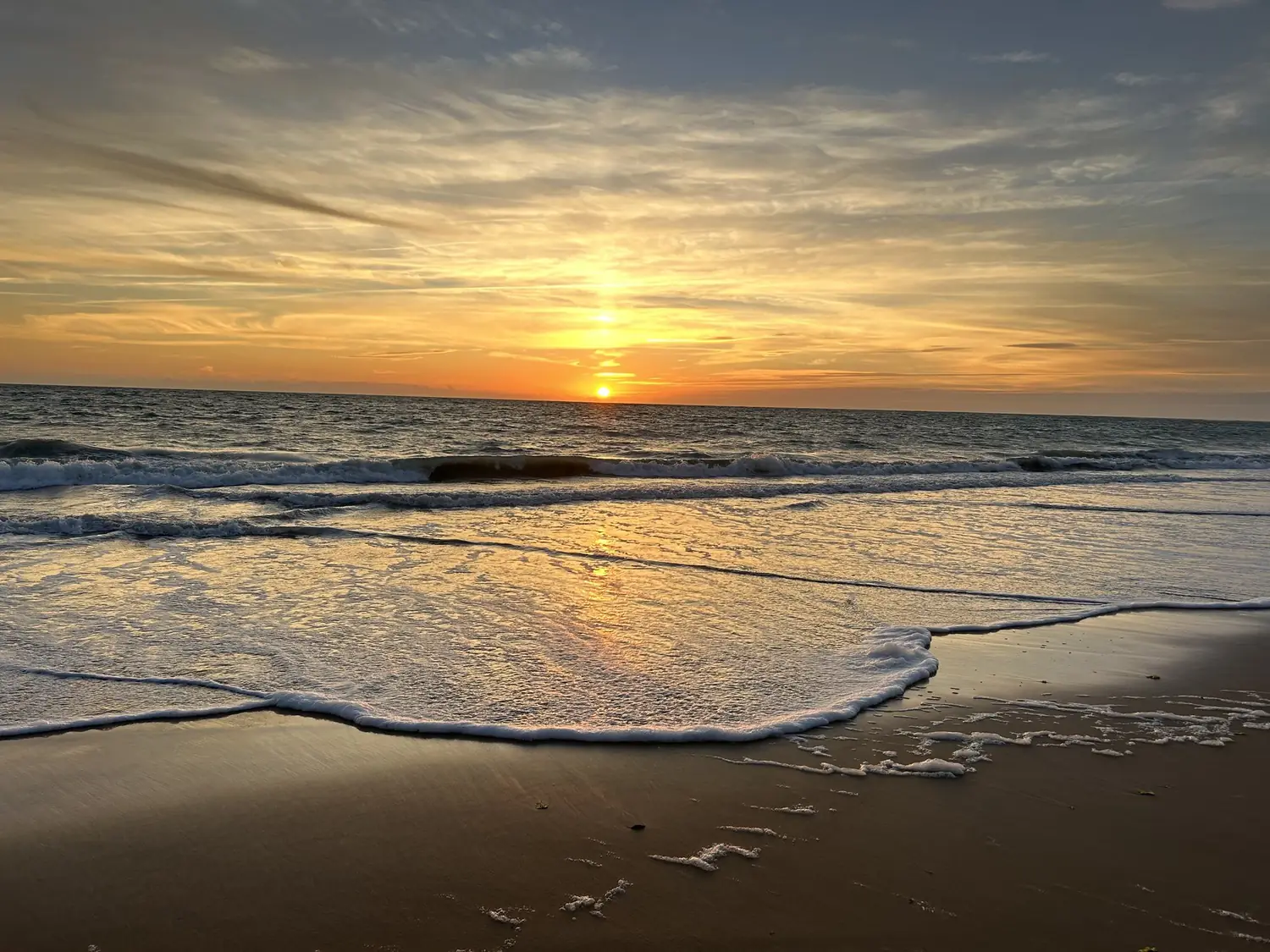 Coucher de soleil sur une plage de l'île d'Oléron